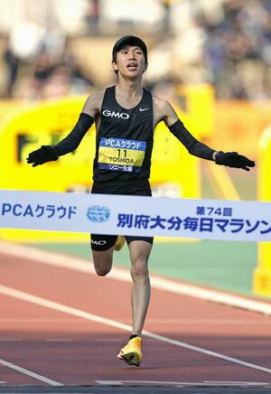 ２時間６分５９秒で日本人トップの２位でゴールする吉田祐也＝ジェイリーススタジアム