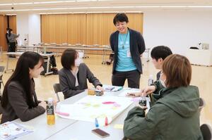 企業の採用担当者らが情報交換した交流会=アオーレ長岡