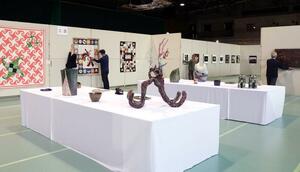 作品が並ぶ「加茂市美術展」の会場=加茂市加茂