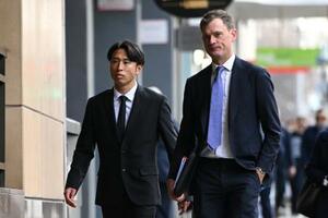 21日、オーストラリア・メルボルンの裁判所に到着した檀崎竜孔被告(左)(AAP=共同)
