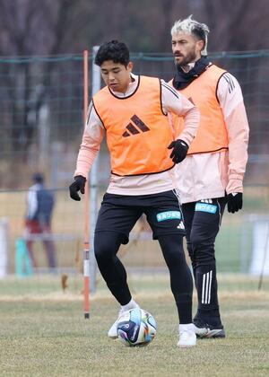 富山戦へ調整するＭＦ大西悠介＝聖籠町