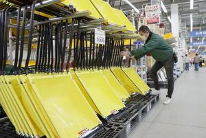 大雪の影響で売り上げが伸びているスノーダンプなどの除雪用品＝２５日、新発田市のコメリパワー新発田店