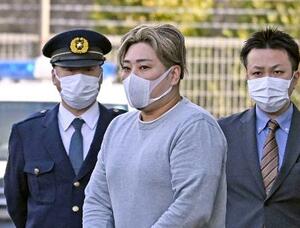 　送検のため千葉南署を出る仲野隆則容疑者（中央）＝１２日午前９時１６分