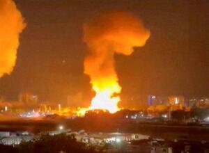 　３日、ベネズエラの首都カラカスで上がる爆煙。動画からのこま落とし、画質を処理（ロイター＝共同）