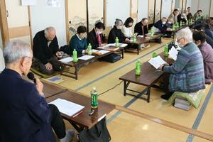 島内の愛好者が互いの歌への感想を述べ合い、交流を深めた歌会=佐渡市河原田本町