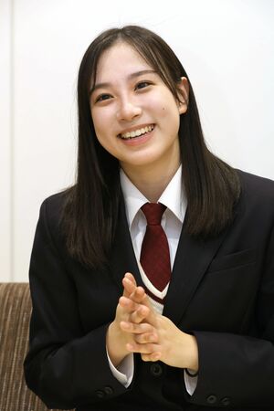 国連協会主催の主張コンクールで特賞を受賞した新潟高2年の高橋くららさん=新潟市中央区