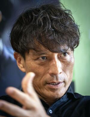 インタビューに答える日本サッカー協会の宮本恒靖会長