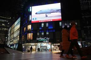 　中国軍が台湾周辺で実施した軍事演習についてのニュースを映す北京市内の大型画面＝２０２５年１２月（共同）