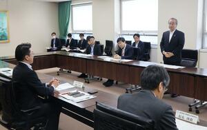 国直轄事業について意見交換する北陸地方整備局の遠藤仁彦局長(左)と花角英世知事=6月7日、県庁