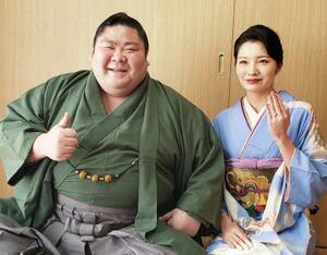 　埼玉県草加市の追手風部屋で写真に納まる剣翔（左）と祐華さん＝９日