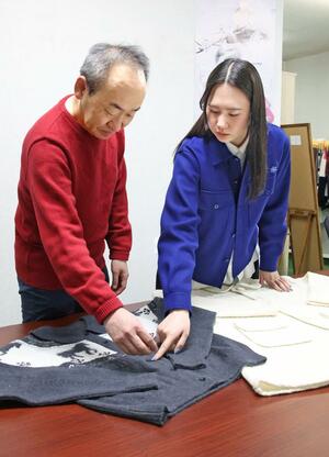 ブランドを立ち上げた山田萌永さん（右）と、制作に協力する三本テキスタイルの三本泰志社長＝見附市柳橋町