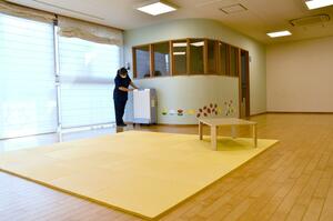 医療的ケア児の一時預かりで活用される「なでしこ青空支援センター」の一室＝三条市大野畑