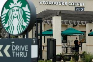 スターバックスの店舗=米カリフォルニア州、2018年(ロイター=共同)