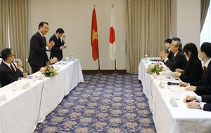 花角英世知事(右から3人目)と面会するベトナム・ビンロン省の関係者=3月28日、新潟市中央区