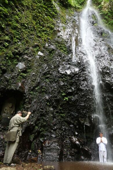 善根の不動滝（柏崎市）落差72メートル！真夏の滝行で精神統一、身も心