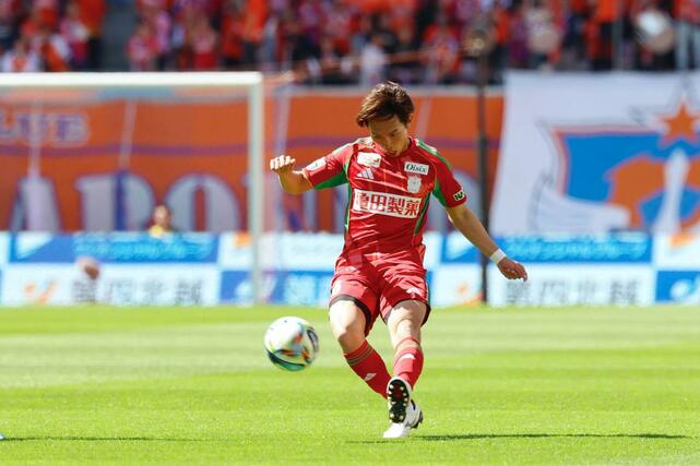 前半、クロスを入れるDF佐藤海宏=デンカビッグスワン