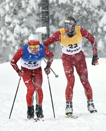 男子リレー 優勝した十日町の3走笠原康暉(右)からアンカー岡田幸輝へリレー=妙高市