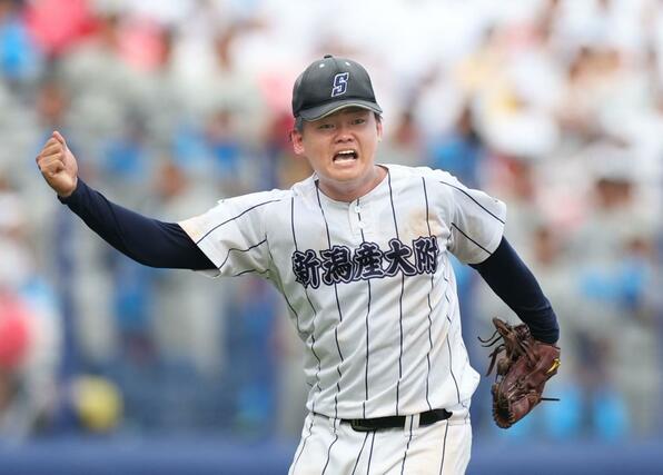 新潟産大付－中越　９回裏、最後の打者を打ち取り拳を握る、新潟産大付の２番手宮田塁翔＝エコスタ