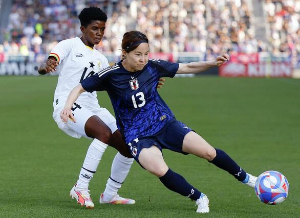 日本－ガーナ　前半、競り合う北川（右）＝金沢ゴーゴーカレースタジアム