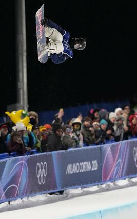 男子ハーフパイプ予選　エアを決める平野歩夢＝リビーニョ（共同）