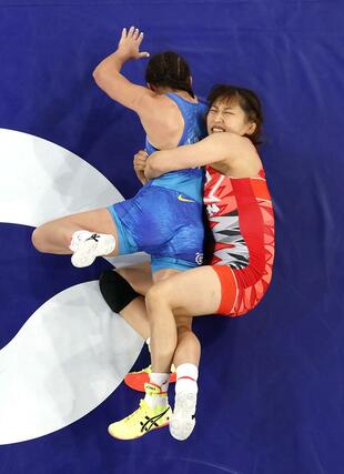 女子５０キロ級３位決定戦　ウクライナ選手を攻める須崎優衣＝パリ（共同）