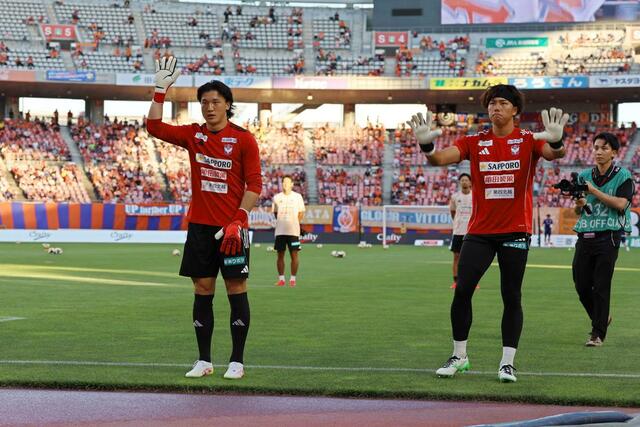 サポーターにあいさつするＧＫ藤田和輝（１・左）、ＧＫ田代琉我（２１）＝７月２０日、デンカビッグスワン