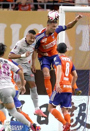 新潟ー京都　後半、相手の猛攻を跳ね返す舞行龍ジェームス＝ビッグスワン