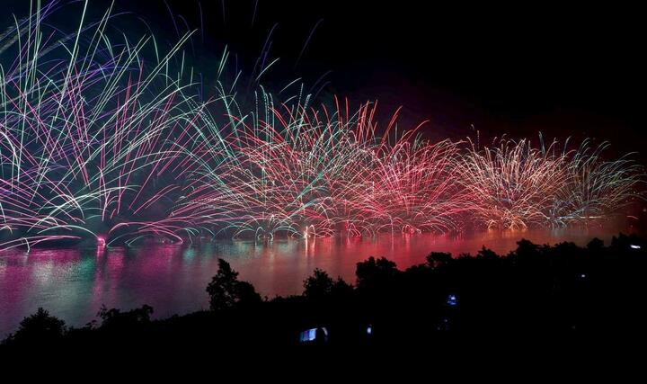 色鮮やかな扇形の花火が川面を彩った咲花温泉水中花火大会＝１２日、五泉市佐取