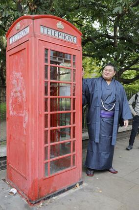 ロンドンの街中を散策する横綱大の里＝１２日（共同）