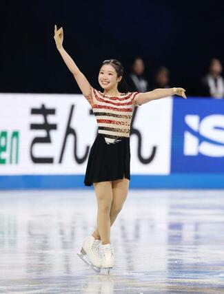 演技を終え、観客の声援に応える中井亜美＝ＩＧアリーナ