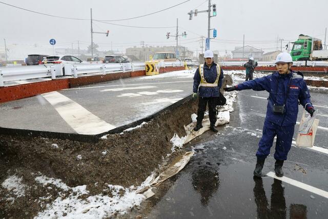 新潟国道事務所が栗ノ木バイパス工事の現場説明会 立体道路下に必要な高さを確保するため、地面を削る工事が行われる紫竹山交差点で説明する担当者=2025年1月30日、新潟市中央区紫竹山3