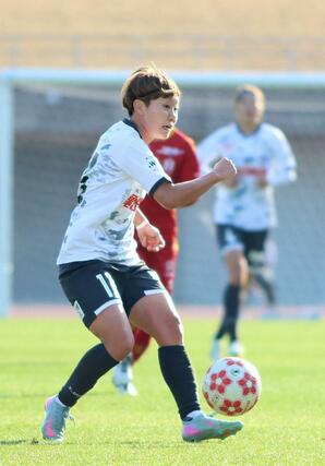 INAC神戸-新潟L 後半、前線へボールを送る新潟LのMF杉田亜未=三木総合防災公園陸上競技場(新潟L提供)