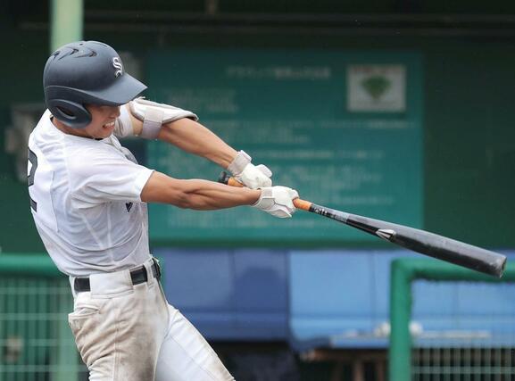 三条－柏崎工　８回三条２死二、三塁、藤家遼が勝ち越しの２点適時打を放つ＝三条市パールスタ（写真映像部・大須賀悠）