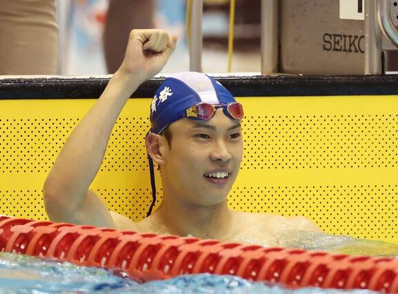 男子２００メートル平泳ぎ　県高校新記録で優勝した今泉悠成（長岡大手）＝１７日、長岡市のダイエープロビスフェニックスプール