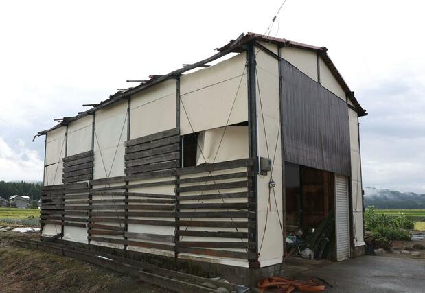 突風被害を受けて壊れた納屋＝１１日、上越市清里区上稲塚