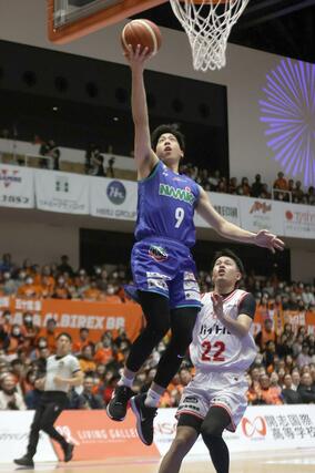 新潟－埼玉　第１クオーター、濵高康明が決めて１４－１２＝アオーレ長岡