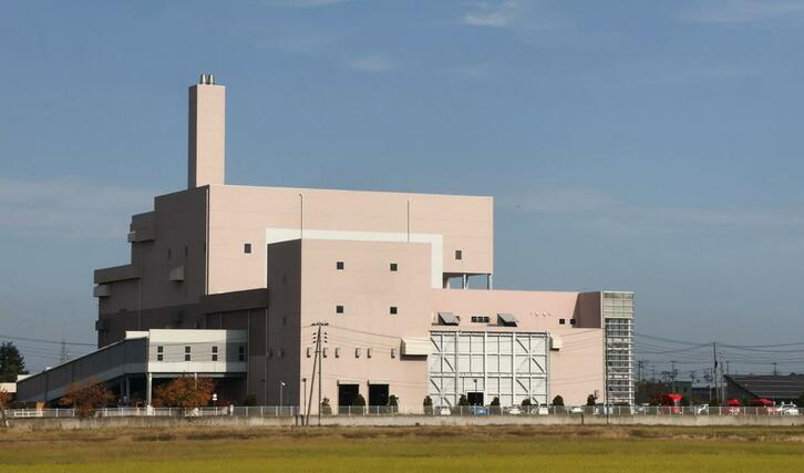 三条市清掃センターで発生した火災の現場＝１３日午前１０時ごろ、三条市福島新田