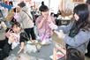 繭玉飾り作りを楽しむ子どもら＝１２日、上越市名立区