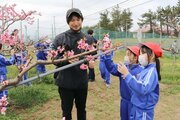 「砂丘桃」甘く大きく育ってね♪刈羽小3年生が摘花体験　どの花残す？友達と和気あいあい