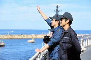 「しらせ」がオーストラリア・フリマントルに入港し、出迎えに手を振って応える南極地域観測隊員ら=4日(南極観測隊同行記者撮影)