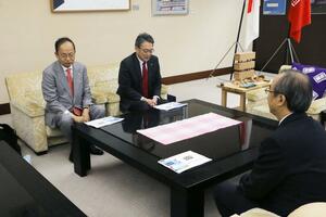 花角英世知事(右)と面会する大地の芸術祭総合ディレクターの北川フラムさん(左)と、十日町市の関口芳史市長=5月8日、県庁