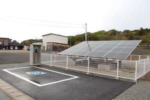 「自治体SDGsモデル事業」として整備された太陽光発電設備・充電スポット