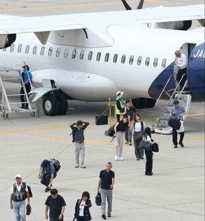 トキエアのチャーター便で和歌山県から新潟空港に到着した乗客ら=8月26日、新潟空港