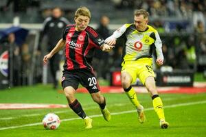 　ドルトムント戦で競るアイントラハト・フランクフルトの堂安律（左）＝９日、フランクフルト（ＡＰ＝共同）