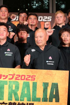 ファンを集めたイベントで選手とポーズをとるラグビー日本代表のジョーンズ・ヘッドコーチ(手前右)=22日、東京都千代田区