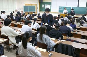 大学入学共通テストの第1日目が始まった長岡技科大の試験会場=1月18日午前9時すぎ