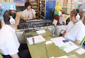 掲載作品などの朗読を放送するFMながおかのスタジオ。編集長の小野塚純夫さん(左)らが出演する=長岡市今朝白1