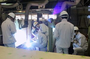 溶接に挑戦する佐渡総合高の生徒=新潟市中央区入船町4