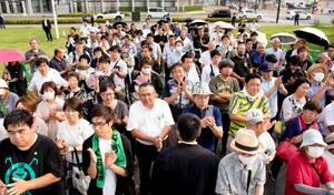 参院選の候補者らの街頭演説に集まった人たち=7日午後、群馬県伊勢崎市(画像の一部を加工しています)