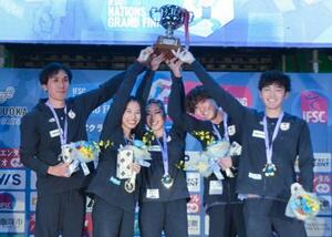 ボルダーで優勝し、喜ぶ安楽宙斗(右端)ら=福岡県飯塚市